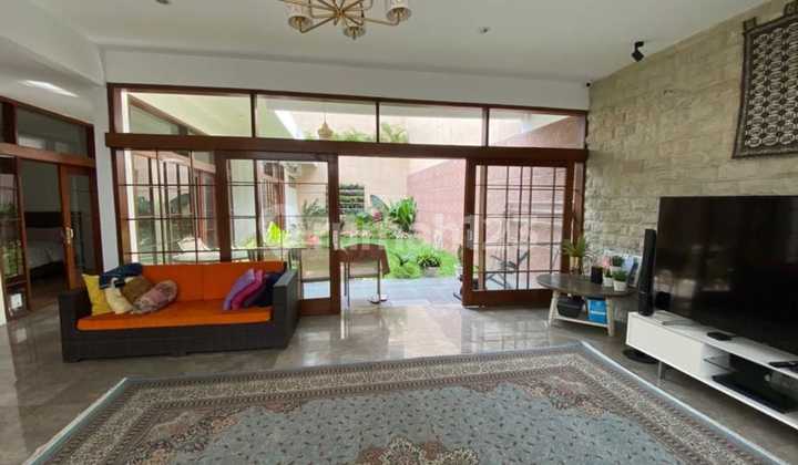 Rumah nyaman dan luas di Setrasari cocok untuk tinggal/investasi