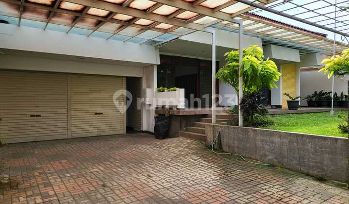 Rumah nyaman dan asri di dalam komplek Setrasari kulon ,cocok untuk rumah/invest.Lokasi dekat ke Tol Pasteur