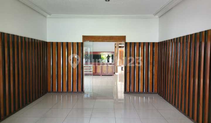 A comfortable and beautiful house within the Setrasari Kulon complex, suitable for a home/investment. Location near the Pasteur Toll Road. 2