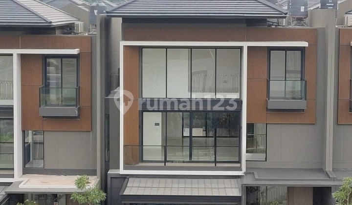 Dijual Rumah Sultan 3 Lantai Inclued Lift Material Premium Cluster Laurel Navapark BSD Tangerang