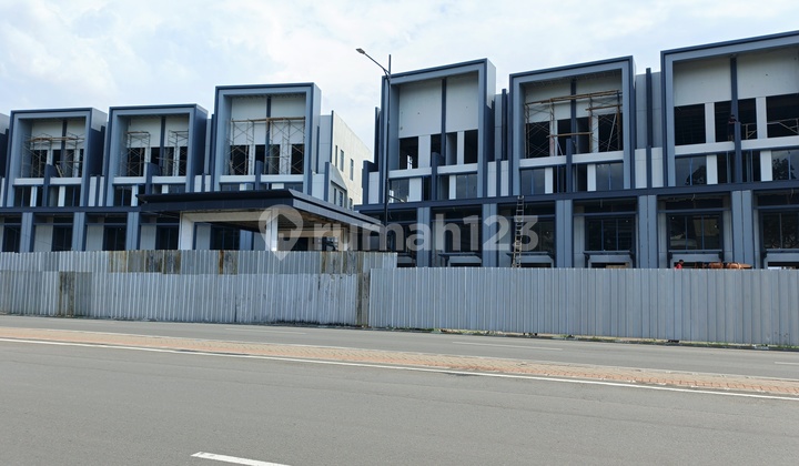 POV: Rented Hudson Studio 3-Story Corner Loft in the Bustling Manhattan District Area of Gading Serpong