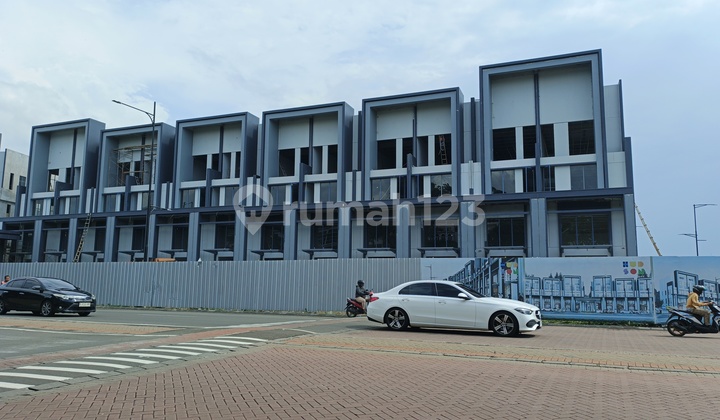 POV: Rented Hudson Studio 3-Story Corner Loft in the Bustling Manhattan District Area of Gading Serpong