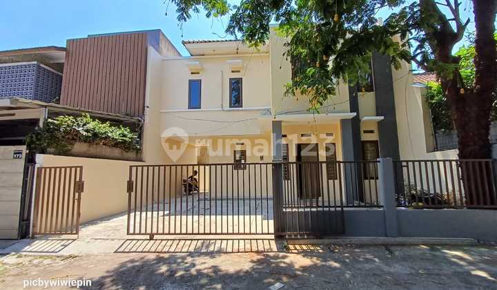 For rent comfortable 2-story house in Sarijadi near Maranatha University and Pasteur toll road, North Bandung.