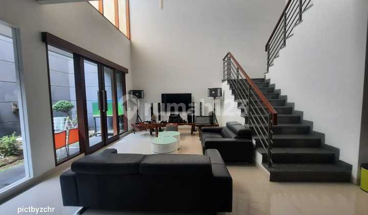 Rumah Mewah Full Furnished di Batununggal 2