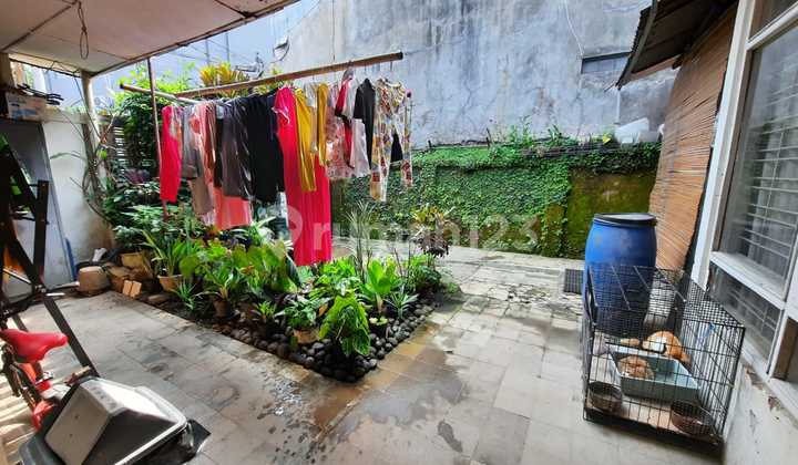 1-Story Classic House on Buah Batu Wing in the Heart of Bandung. Highly Strategic Location. 2