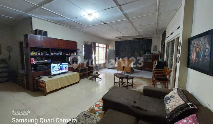 Rumah Klasik 1 Lantai Sayap Buah Batu di Tengah Kota Bandung. Lokasi Sangat Strategis