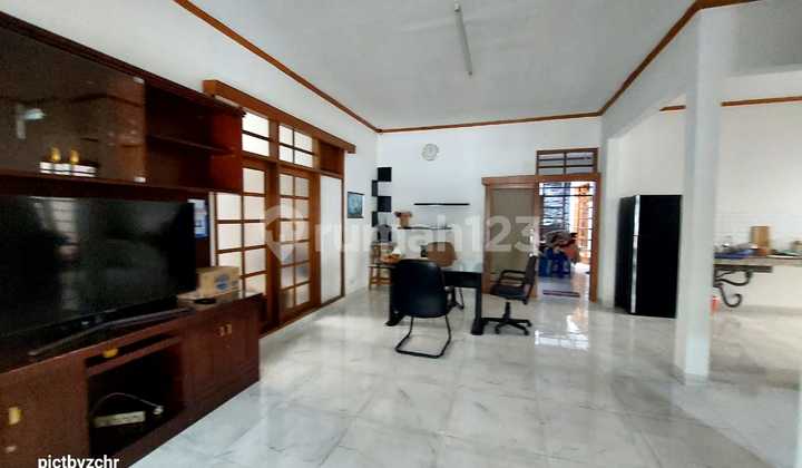 Spacious House on Pahlawan Main Road, Bandung. Suitable for Office, Business, or Residential Use. 1