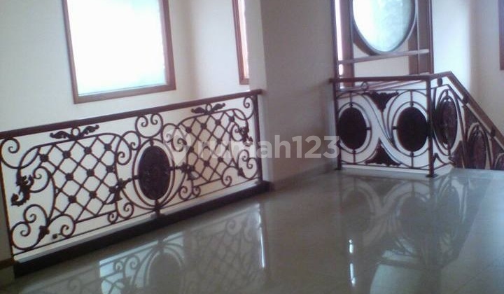 Rumah 2 lantai di Raffles Hills Cibubur LT 500 LB 600 siap NEGO