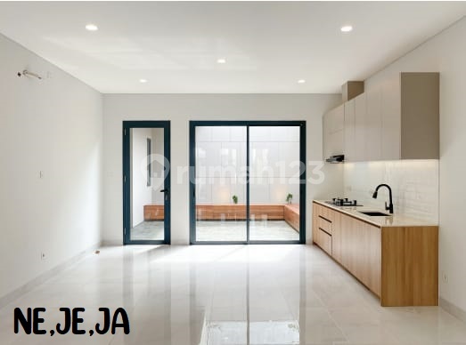 Rumah Cantik 2 lantai SIAP HUNI di Legenda Wisata LT 160 bs NEGO 2