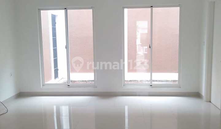 Ready-to-Occupy House in Like-New Condition at the Preferred Gading Serpong Area, Flamingo Cluster, The Spring 2