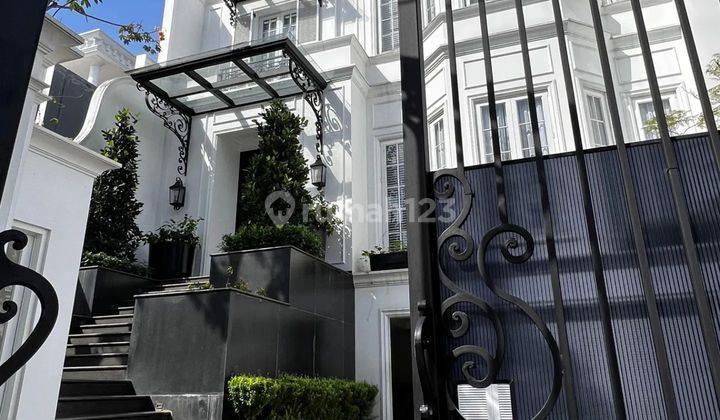 Rumah 2 Lantai Bagus Furnished SHM di Menteng, Jakarta Pusat 1