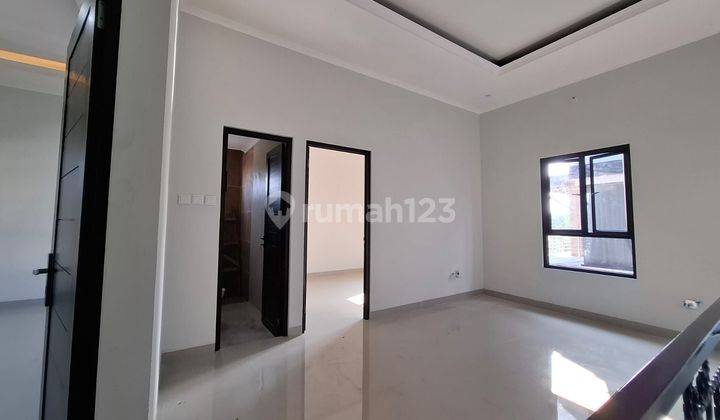 Rumah 2 Lantai Baru American Clasic Balkon Dekata Ke Jalan Utama 2