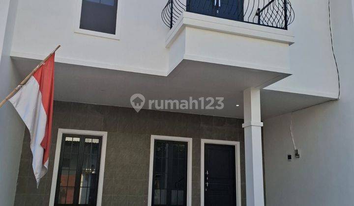 Rumah 2 Lantai Baru American Clasic Balkon Dekata Ke Jalan Utama 2