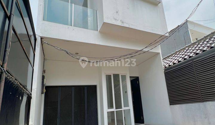 Rumah Terawat Minimalis Modern Lokasi Strategis 2