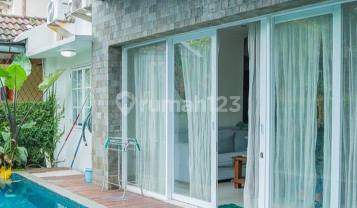 Rumah Minimalis Dilengkapi Kolam Renang Dalam Komplek Perumahan