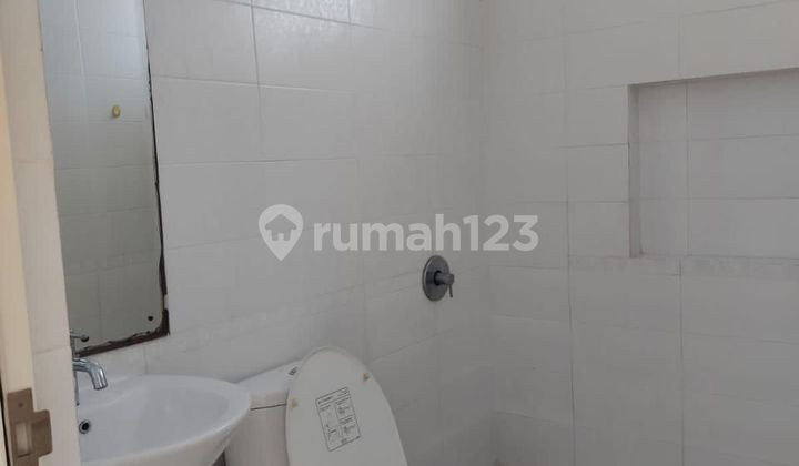 Rumah 2lantai siap pakai luas di golf lake residence jarang ada