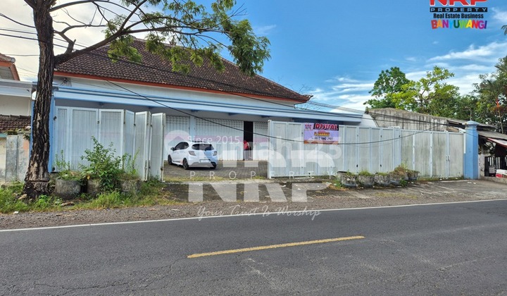 House and Commercial Space for Sale in One Location, Spacious, Strategic in Jajag Banyuwangi House and Commercial Space for Sale in One Location, Spacious, Strategic in Jajag Banyuwangi