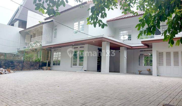 Disewakan Rumah Cocok Untuk Klinik Lokasi Pinggir Jalan Area Kebayoran Baru 1