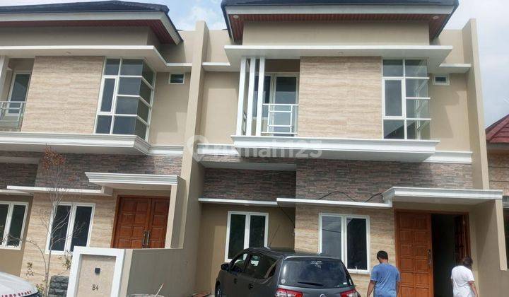 Rumah 2 Lantai MEWAH minimalis dekat bandara di Colomadu  1