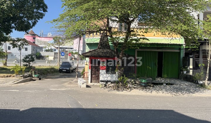 Rumah Tepi Jalan Raya Buat Usaha Dekat Joglo Banjarsari Solo