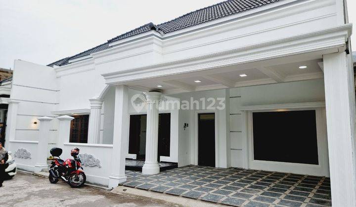 Rumah Luas Style American Clasic Di Gentan Solo  1