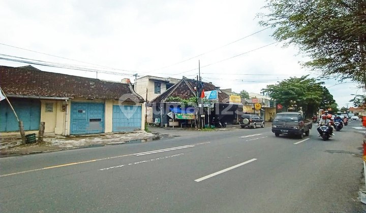 Classic Old House for Business by Laweyan Solo Main Road 2