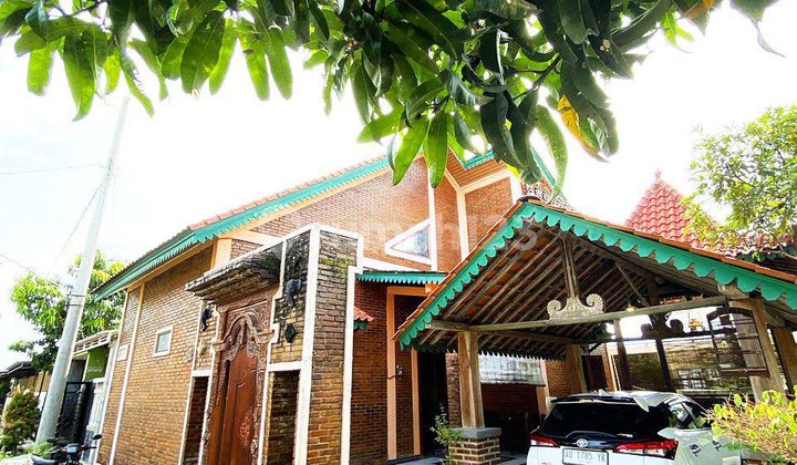 Rumah Klasik Lawasan Full Furnished Nyaman Solo Baru 2
