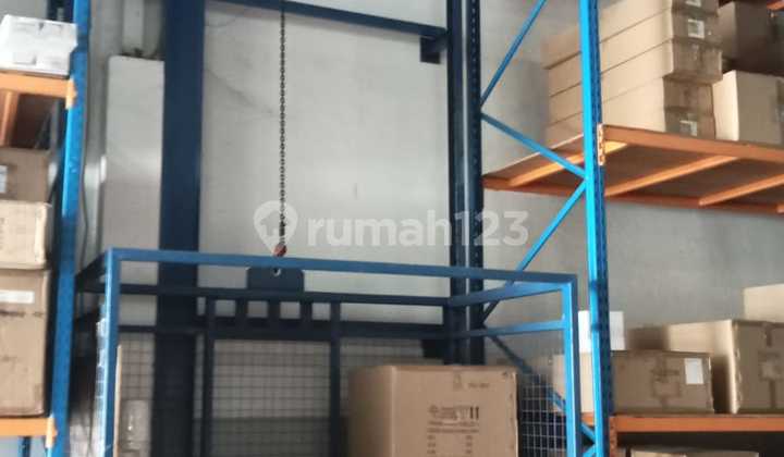 For Sale Nice Shophouse in Bizpark Daan Mogot. Corner Position with Freight Elevator.