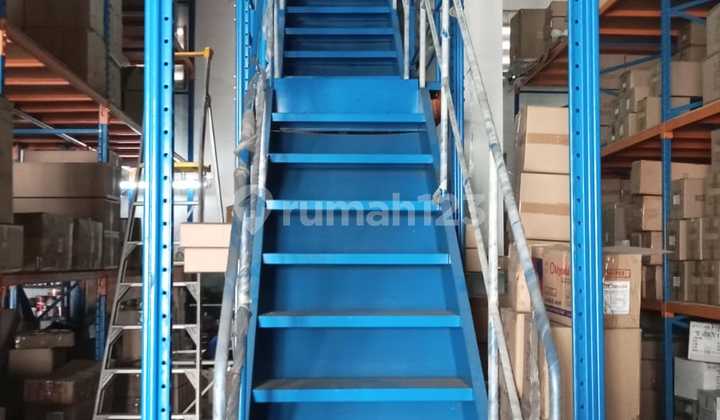 For Sale Nice Shophouse in Bizpark Daan Mogot. Corner Position with Freight Elevator.