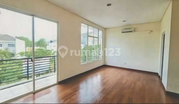 Disewakan Rumah Bagus Siap Huni di Crown Golf PIK. Luas 8x24m Hadap Timur 2