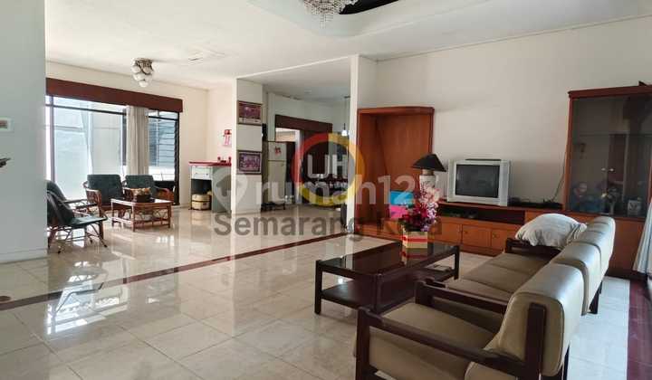 Rumah di jalan Mayjend Sutoyo 1