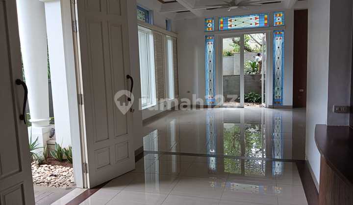 Disewakan Rumah Mewah Private Pool - Full Furnished, 3 Lantai Split Level, Siap Huni. 2