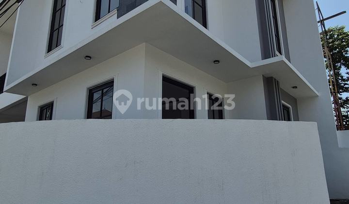Minimalist House in Main Twin Boulevard Road Row 24M 2