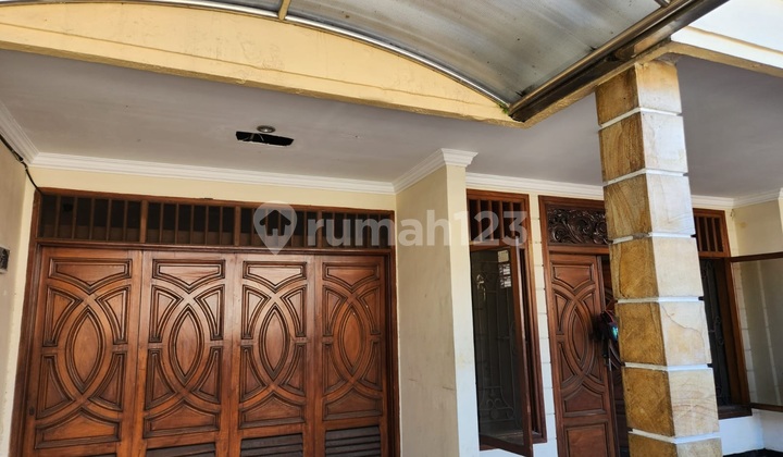 Ready-to-Occupy House in Ketintang, Strategic Location near A Yani Main Road. 2