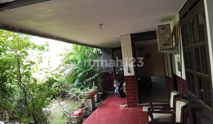 Well-Maintained House in Gayungsari, Strategic Location Near Raya A Yani 2