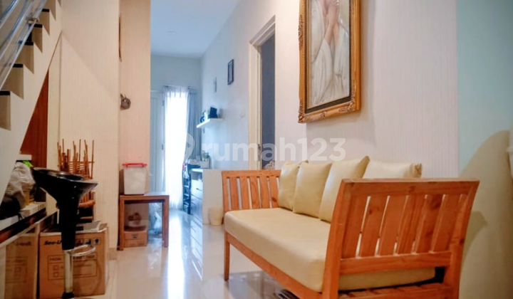 Minimalist Furnished House in Manyar, Strategically Located Near City Center 2
