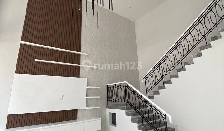 Rumah 2 Lantai Minimalis Depan Taman Villa Royal Pakuwon City 2