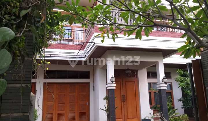 Rumah Mewah 2 Lantai Bagus Semi Furnished SHM di Jalan Puter, Tangerang Selatan 1
