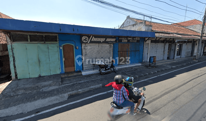 Hitung Tanah. Rumah Lama Dan Toko 1500 m² Mainroad Tengah Kota 1