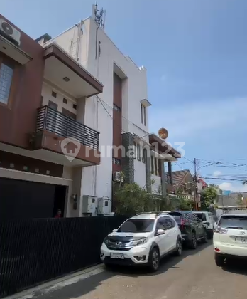 3-story house, hook, east, near Bubat main road, Situsari Street