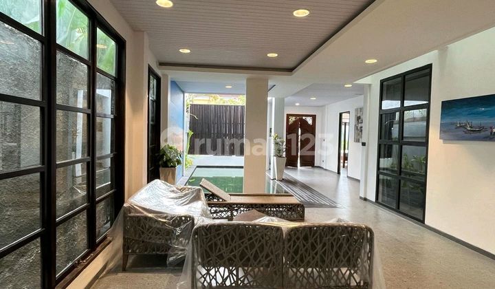 6 Kamar Tidur Villa Modern Jalan Kaki ke Pantai Sanur
