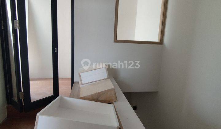 Rumah Cantik Full Furnished 2 Lantai Di Bsd City  10