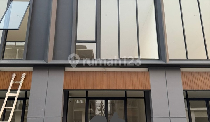 For Rent New 3-Storey Boulevard Paramount Shop House in Gading Serpong