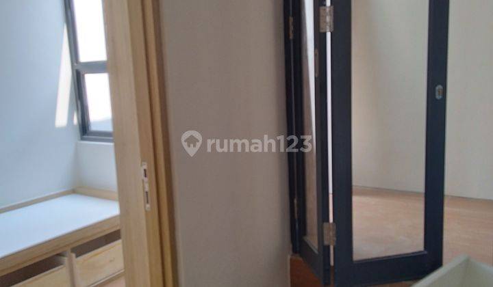 Rumah Cantik Full Furnished 2 Lantai Di Bsd City  11