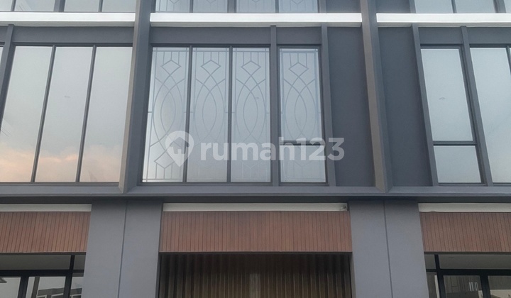 For Rent: Hampton Avenue 3 Lamtai Shop House, Equipped with Folding Gate, Paramount Grille Gading Serpong For Rent: Hampton Avenue 3 Lamtai Shop House, Equipped with Folding Gate, Paramount Grille Gading Serpong