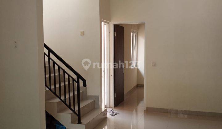 ruang makan rumah rapi siap huni di