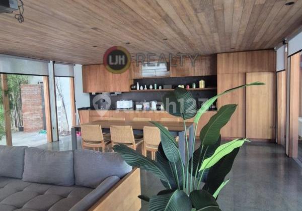 Rumah Konsep Villa Bali Puspitaloka BSD City Full Furnished, Ada Kolam Renang