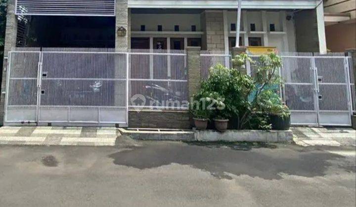 Rumah 3 Lantai Bagus Semi Furnished di Komp Pasadena, Bandung 1