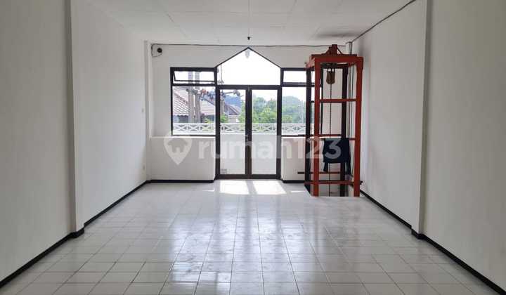 For Rent: 3-Story Commercial Building in Nginden Intan, Surabaya, Ready to Use, Spacious Parking, Close to MERR Rungkut. Suitable for Office, Distributor, Clinic, BPR, etc. 2