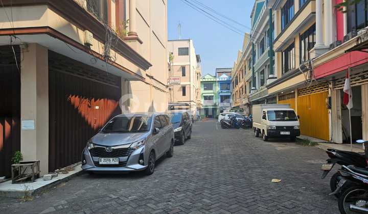 Gateway Waru Sidoarjo Shop House, 3 Floors, SHM Title, Hook, Spacious Parking, Flood-Free Area, Negotiable Price, Eligible for KPR. Gateway Waru Sidoarjo Shop House, 3 Floors, SHM Title, Hook, Spacious Parking, Flood-Free Area, Negotiable Price, Eligible for KPR.